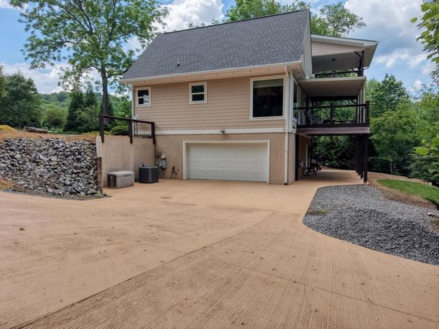 515 Barlow Fields Drive, Hayesville, NC 28904