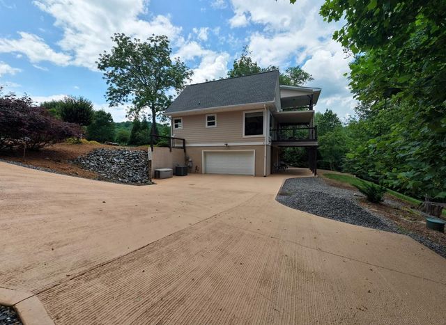 515 Barlow Fields Drive, Hayesville, NC 28904