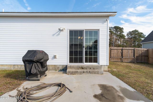 305 Gate Stone Lane, Jacksonville, NC 28540