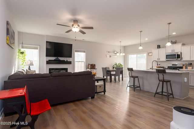 305 Gate Stone Lane, Jacksonville, NC 28540