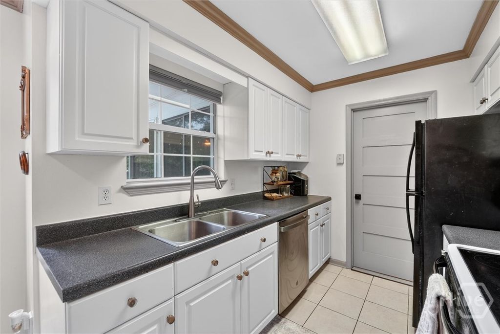 Image 5 of property listing at 23 E Deerwood Road, Savannah, GA 31410