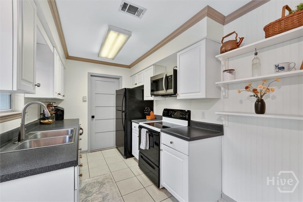Image 7 of property listing at 23 E Deerwood Road, Savannah, GA 31410