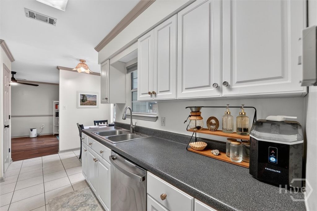Image 8 of property listing at 23 E Deerwood Road, Savannah, GA 31410