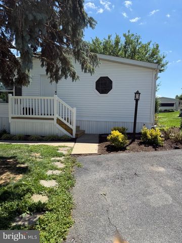 203 OAKFIELD CT W, Lancaster, PA 17603