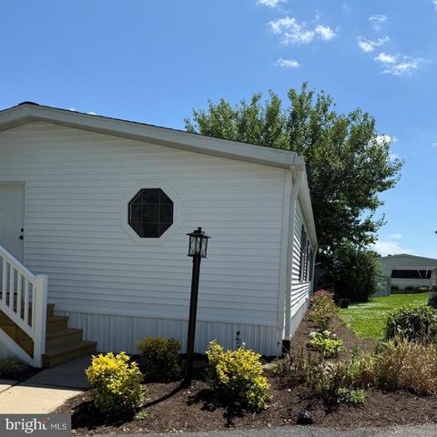 203 OAKFIELD CT W, Lancaster, PA 17603