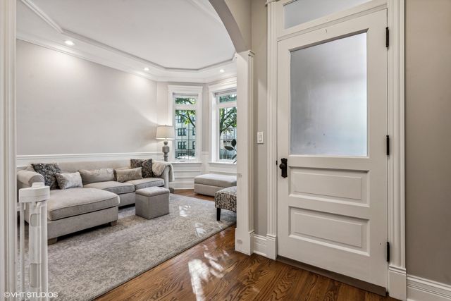 1214 W Newport Avenue 1, Chicago, IL 60657
