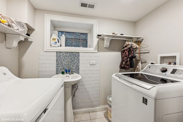 1214 W Newport Avenue 1, Chicago, IL 60657