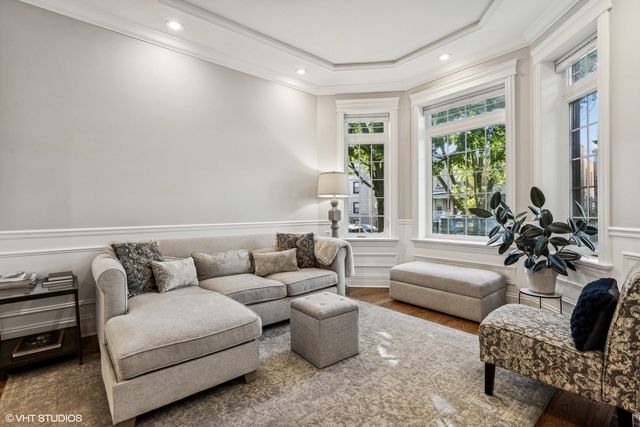 1214 W Newport Avenue 1, Chicago, IL 60657