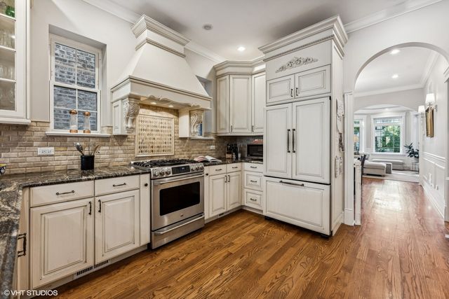 1214 W Newport Avenue 1, Chicago, IL 60657