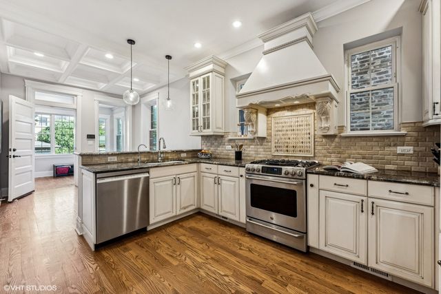 1214 W Newport Avenue 1, Chicago, IL 60657