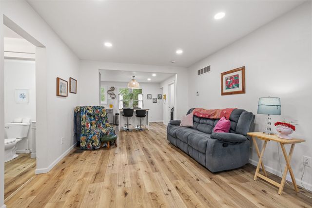 816 S Jefferson Avenue, Dixon, IL 61021