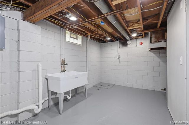 6380 Elmwood Drive, Waterford, MI 48329