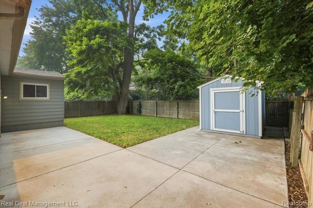 6380 Elmwood Drive, Waterford, MI 48329