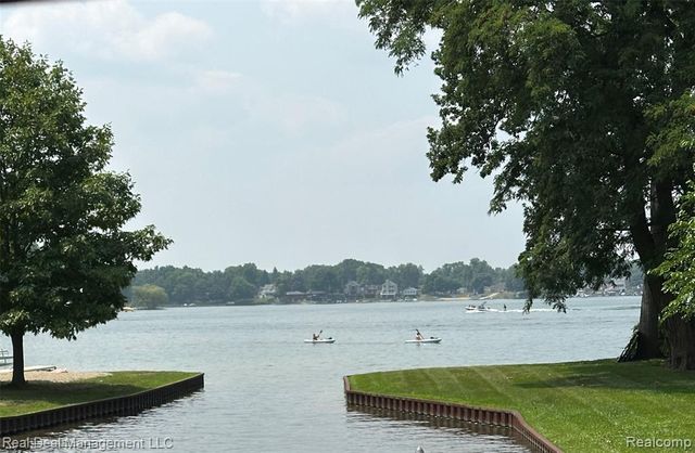 6380 Elmwood Drive, Waterford, MI 48329