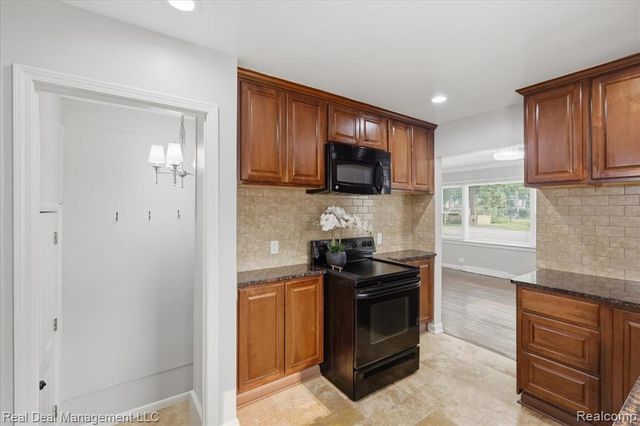 6380 Elmwood Drive, Waterford, MI 48329