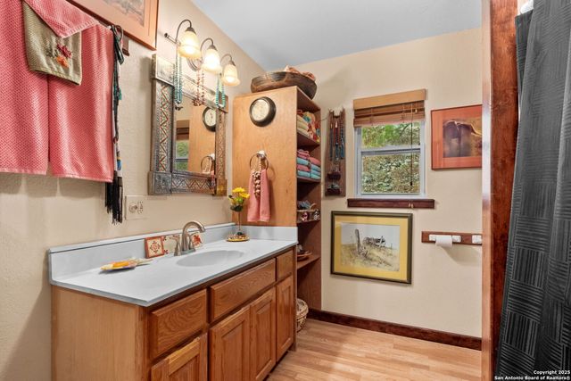 411 Valley View, Pipe Creek, TX 78063