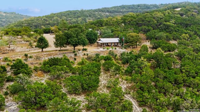 411 Valley View, Pipe Creek, TX 78063