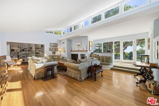 11215 W Sunset Boulevard, Los Angeles, CA 90049