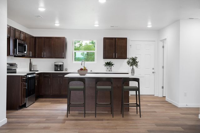 1718 N Boxwood Drive, Brookline, MO 65619