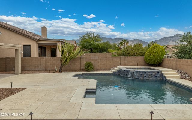2196 E Rio Vistoso Lane, Oro Valley, AZ 85755