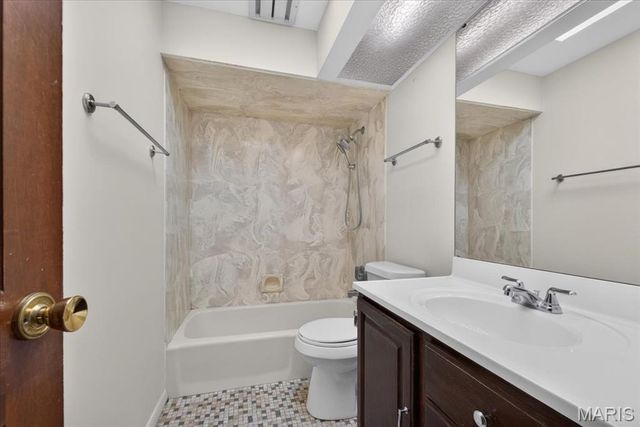 689 Henry Avenue, Ballwin, MO 63011