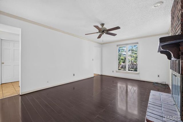 689 Henry Avenue, Ballwin, MO 63011