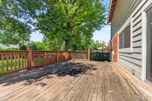 689 Henry Avenue, Ballwin, MO 63011