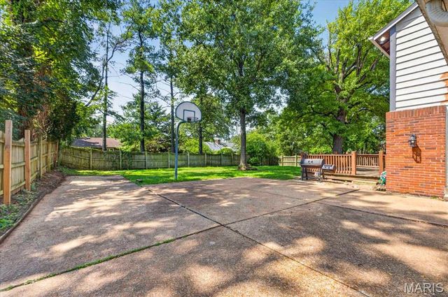 689 Henry Avenue, Ballwin, MO 63011