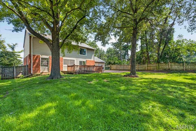 689 Henry Avenue, Ballwin, MO 63011