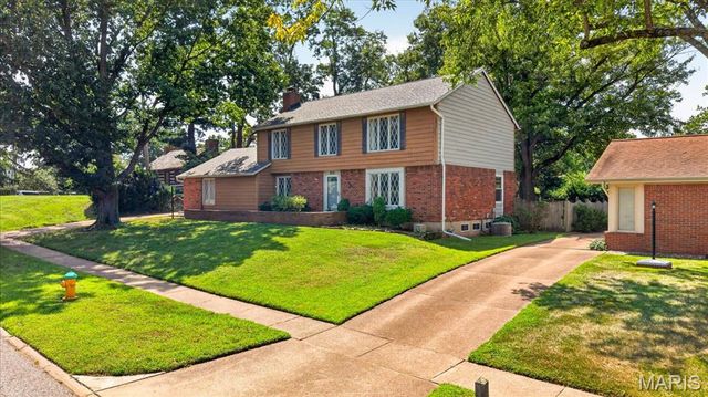 689 Henry Avenue, Ballwin, MO 63011