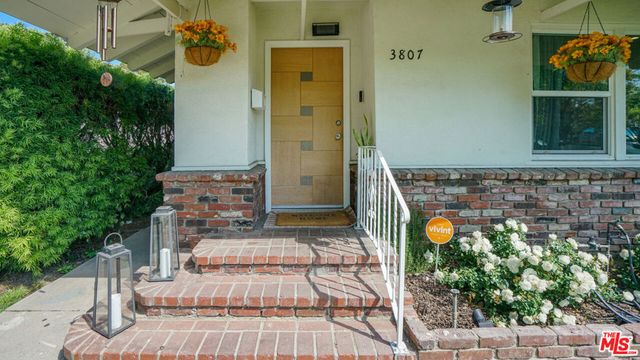 3807 W Clark Avenue, Burbank, CA 91505