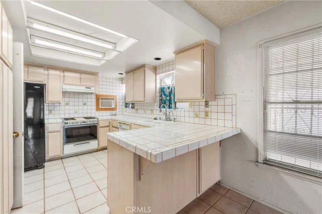 3920 Buckingham Road, Los Angeles, CA 90008