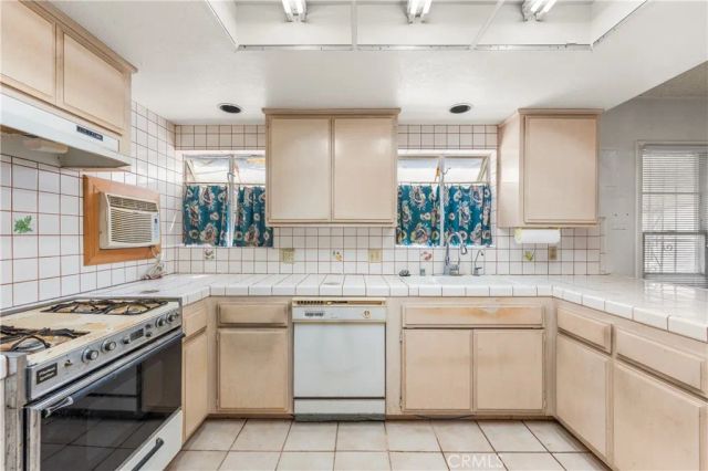 3920 Buckingham Road, Los Angeles, CA 90008