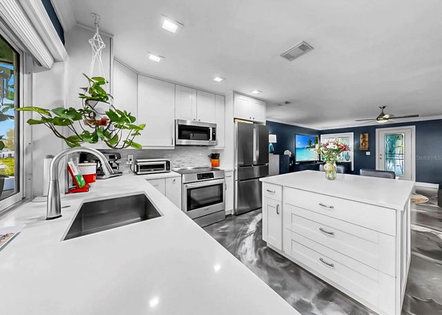 1016 SPINDLE PALM WAY, Apollo Beach, FL 33572