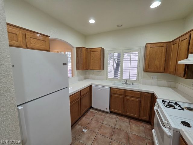 10021 VIA TORO Avenue ., Las Vegas, NV 89117
