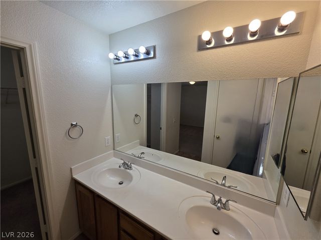 10021 VIA TORO Avenue ., Las Vegas, NV 89117