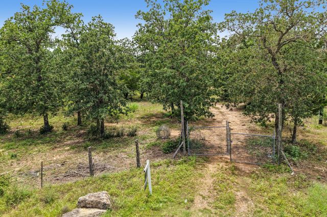 499 Bridgestone CT, Lockhart, TX 78644