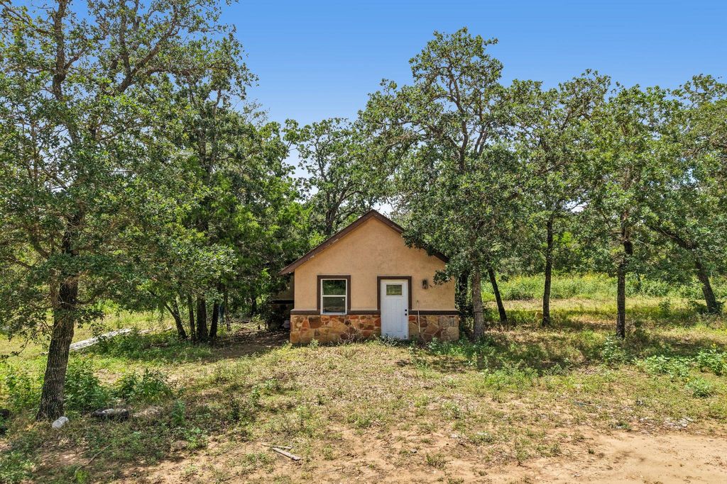 499 Bridgestone CT, Lockhart, TX 78644