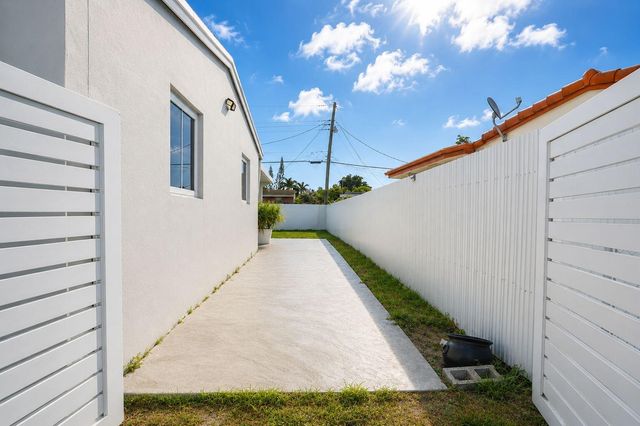 511 N 69th Way, Hollywood, FL 33024