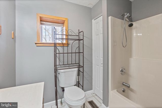 2530 TREE TOP LN, Seven Valleys, PA 17360