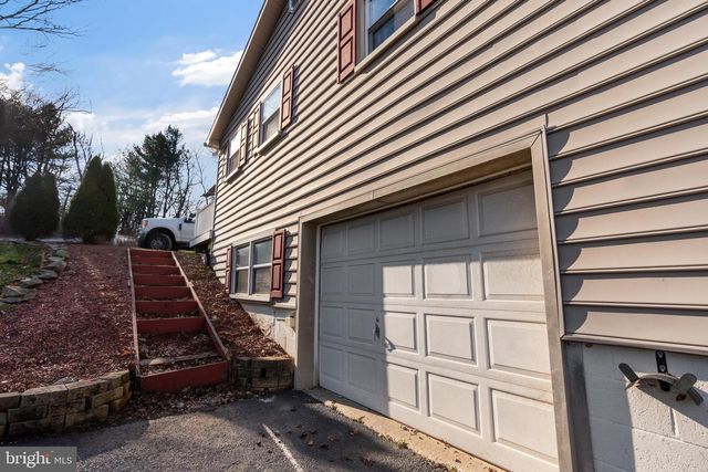 2530 TREE TOP LN, Seven Valleys, PA 17360