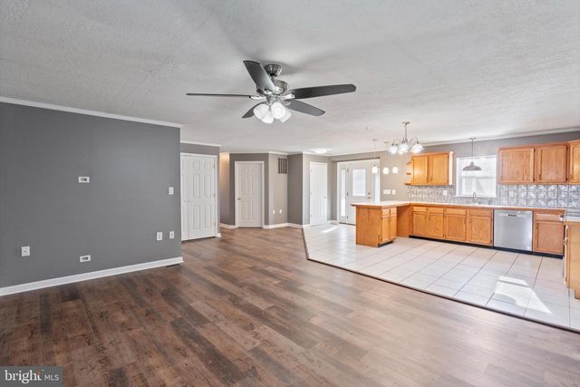 2530 TREE TOP LN, Seven Valleys, PA 17360