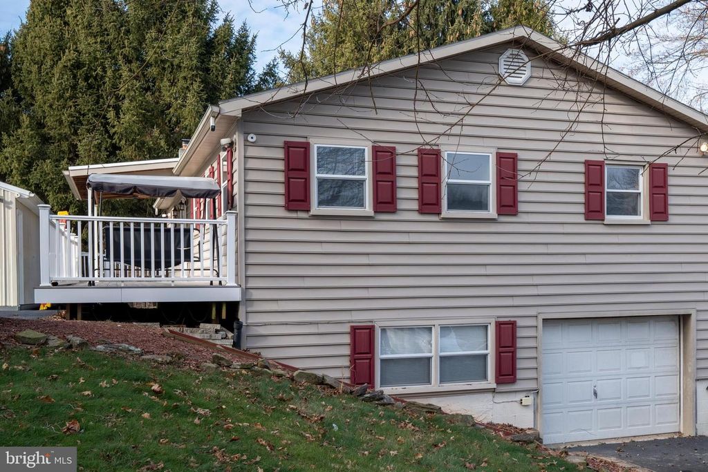 2530 TREE TOP LN, Seven Valleys, PA 17360