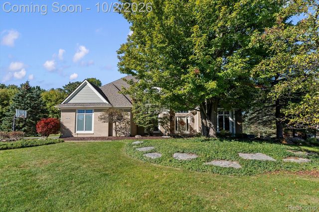4654 Woodland Hills Drive, Oakland Charter Township, MI 48306