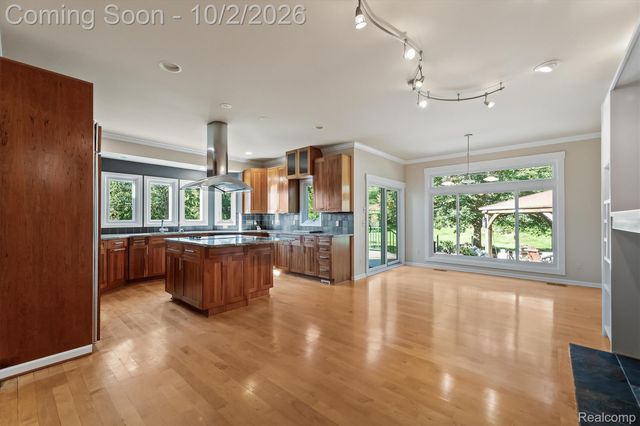 4654 Woodland Hills Drive, Oakland Charter Township, MI 48306