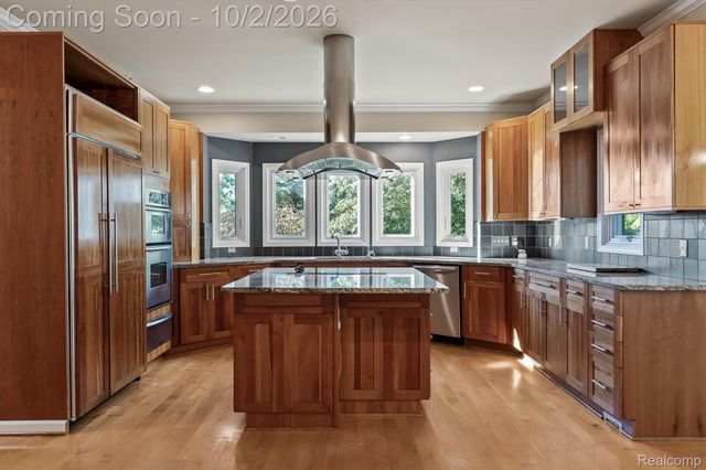 4654 Woodland Hills Drive, Oakland Charter Township, MI 48306