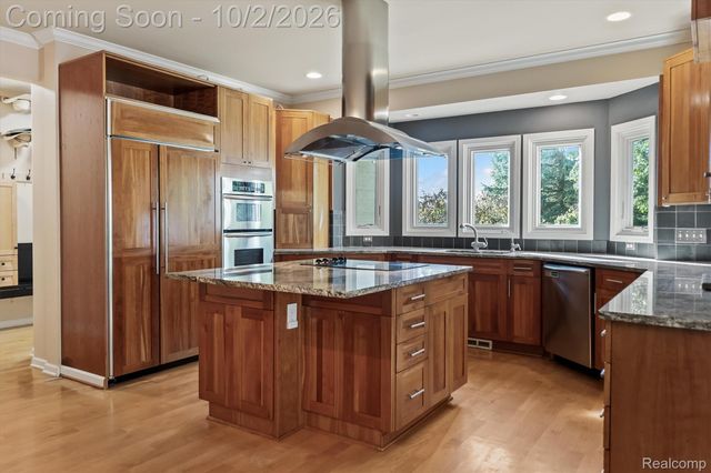 4654 Woodland Hills Drive, Oakland Charter Township, MI 48306