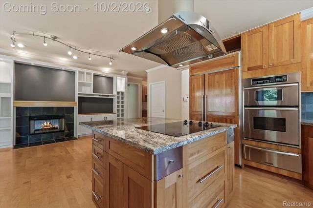 4654 Woodland Hills Drive, Oakland Charter Township, MI 48306