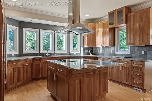 4654 Woodland Hills Drive, Oakland Charter Township, MI 48306