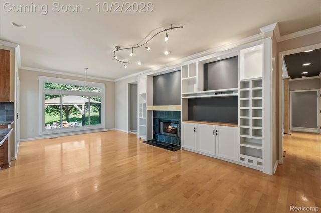 4654 Woodland Hills Drive, Oakland Charter Township, MI 48306